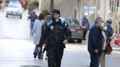 Un polic�a local patrulla por las calles de la ciudad de Ferrol