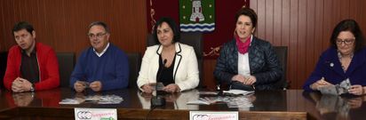 V�ctor Casti�eira, Isidro Caama�o, Zaira Rodr�guez, Mabel Fern�ndez y Manuela Leis en la presentaci�n. 