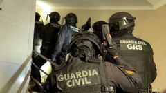 La Guardia Civil durante una de las intervenciones de detenci�n a la red de estafadores.
