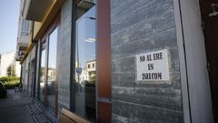 Cartel en la sede de Inelcom en Sarria