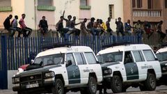 Decenas de subsaharianos intentan saltar la valla de Melilla