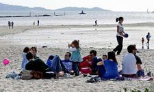 Vestidos o en ba�ador, muchos disfrutaron de las playas (en la fotograf�a, la de Lourido, en Poio).