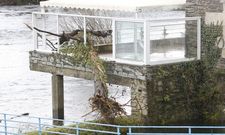 El gran tronco del �rbol qued� atravesado en medio de la terraza del establecimiento. 