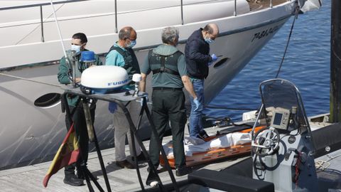 Agentes de la Guardia Civil, junto al cuerpo sin vida del vecino de Sada