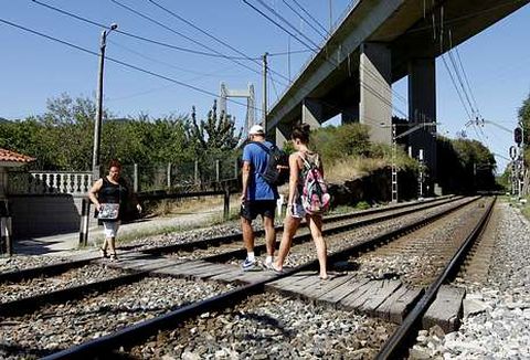 Los vecinos cruzan la v�a para ir a sus fincas y para bajar a la playa de Cabanas.