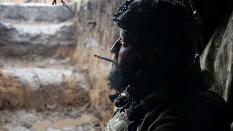 Un soldado fuma un cigarro en un b�nker cercano a Bajmut.