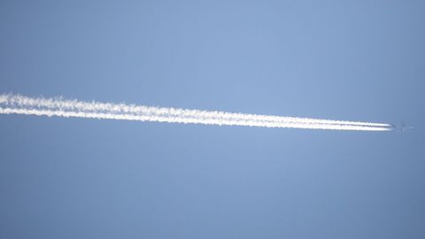 Las �ltimas de la tarde. Una de las �ltimas estelas (y de corta duraci�n) que se pudieron ver ayer sobre la zona fue en torno a las 18,30 horas, cuando este Airbus 330-202 de Iberia sobrevol� parte de Berganti�os para salir hacia el aeropuerto JFK de Nueva York. Lo hac�a m�s o menos sobre el municipio de Laxe a 828 kil�metros por hora y a 11.582 metros de altura. Le quedaban a�n algo m�s de siete horas para cruzar el Atl�ntico. 