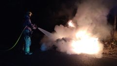 Las fotos de los incendios en contenedores y las pintadas en el parque de bomberos de Monforte