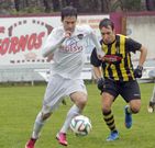 Adri�n Armental (de blanco) en un partido disputado en Barra�a. 