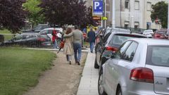 Coches aparcados sobre la acera en el Cl�nico, con el p�rking subterr�neo completo