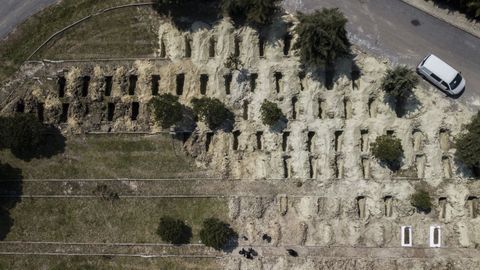 Fosas para las victimas de la pandemia en las afueras de Estambul, Turqua