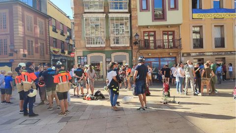 Bomberos y polic�as locales de Oviedo se re�nen frente al Ayuntamiento.