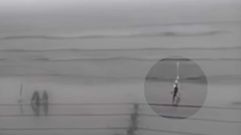 La alcanza un rayo cuando paseaba por la playa