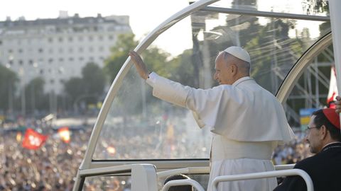 El papa Le�n XIV saluda a los cientos de miles de fieles en su trayecto por la Castellana.