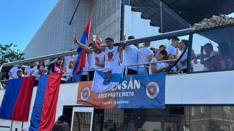 Salida del autob�s descapotable de O Couto con el equipo de la UD Ourense para la ruta de celebraci�n del ascenso.