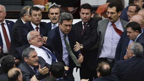 Diputados del partido gubernamental, el islamista Justicia y Desarrollo (AKP), llegan a las manos durante una discusi�n sobre una resoluci�n de seguridad interna en el Parlamento turco en Ankara (Turqu�a).