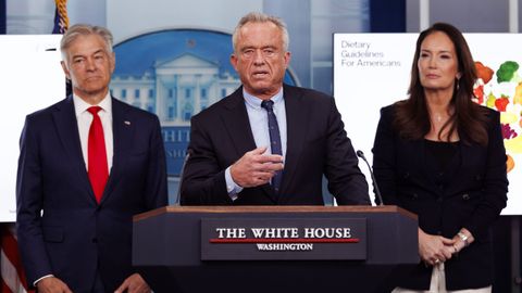 El secretario de Salud, Robert F. Kennedy Jr, con el responsable de Medicare, Mehmet Oz, y la secretaria de Agricultura, Brooke Rollins