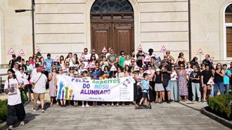 La marcha reuni� a alumnado, familias y profesorado, que recorrieron el trayecto entre el instituto y la casa consistorial para reclamar mejoras en la seguridad vial.