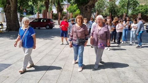 Participantes en los talleres, en una actividad con escolares de O Barco.