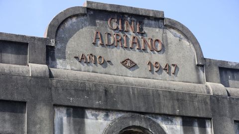 Detalle de la fachada, con el a�o de inauguraci�n del cine Adriano: 1947