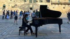 La boirense Elsa Muiz y su piano de cola peregrino, en el Obradoiro. 