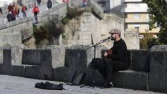 <span lang= gl >Gonzalo Arca cantando�na ponte Romana</span>