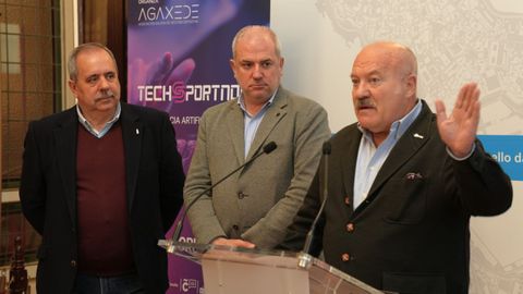 De izquierda a derecha: Manuel Vzquez, concejal de Deportes; Gonzalo Castro, concejal de Cultura y Turismo y Eduardo Blanco, presidente de Agaxede y director del Congreso que acoger A Corua.