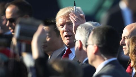 EE.UU. restaura miles de visados revocados por el veto migratorio de Donald Trump