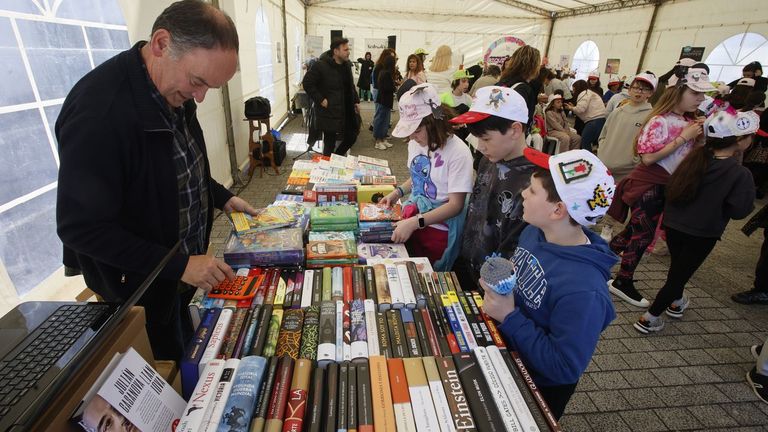 La primera Feira do Libro de Outeiro de Rei, en imgenes