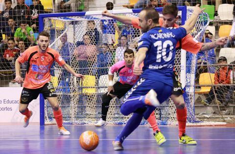 Ricardinho se dispone a chutar contra la portería del Burela en los cuartos de final de la Copa de España 2015.