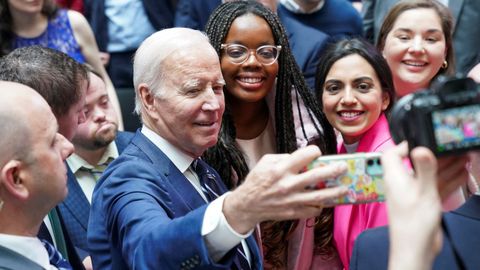 Joe Biden, hacindose un selfi con estudiantes de la Universidad del lster, en Belfast