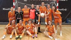 Sandra, con el bal�n en las manos y aupada por sus compa�eras, posa con el resto del equipo al final del partido ante el Lacturale Orvina