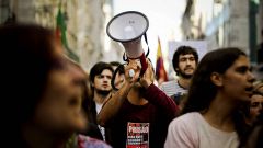 Manifestantes por las calles de Lisboa.