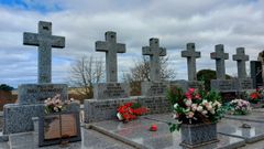 Imagen de varias de las l�pidas donde robaron los cristos de metal