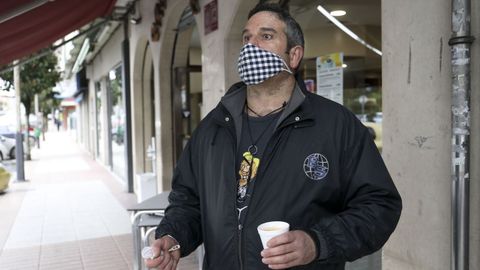 José Antonio Villaverde, trabajador del servicio de limpieza de Oroso, disfruta de un café por la calle
