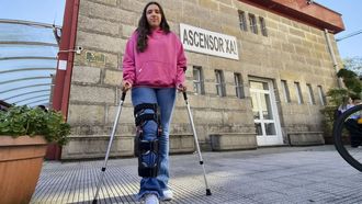 Paula Mart�nez, con muletas, a las puertas del IES Frei Mart�n Sarmiento de Pontevedra