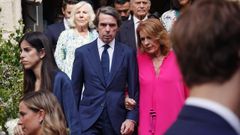 Jos Mara Aznar y su esposa, Ana Botella, a las puertas de la iglesia de Santiago, en A Corua, a donde acudieron para asistir a una boda