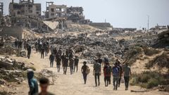 Palestinos desplazados forzosamente huyen del norte de Gaza.