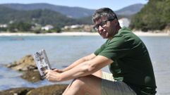 Fran J. Lest�n en la playa de Abelleira, uno de sus rincones preferidos de Muros