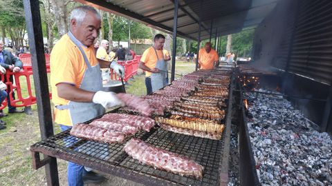 Sobre las brasas, mil kilogramos de sabroso churrasco
