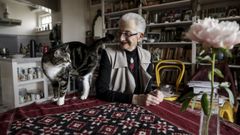 Hlne Cixous, retratada en su casa de Pars, con su gata Haya.