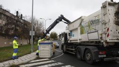 Trabajos del servicio de recogida de basura en Ourense.