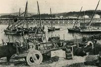 El desarrollo del puerto siempre marc� el de Vilagarc�a, desde los viejos carros de bueyes a los modernos contenedores; el futuro de la rada y la ciudad est�n por definir.