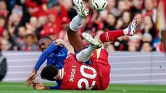 Accin en el partido de la Premier League que provoc un neumotrax a Jota. Fue intervenido en sus vacaciones y los mdicos le recomendaron no regresar en avin a Liverpool para una mejor recuperacin.