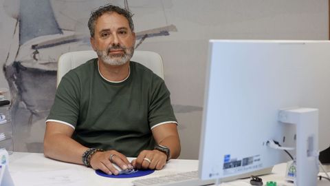 Julio Trashorras, no seu despacho do sindicato ANPE, en Lugo.