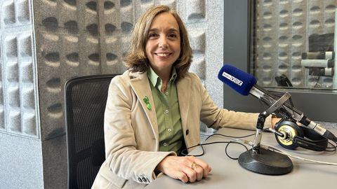 Gema Garc�a Abril, gerente de la Asociaci�n Espa�ola contra el C�ncer, en los estudios de Radio Voz