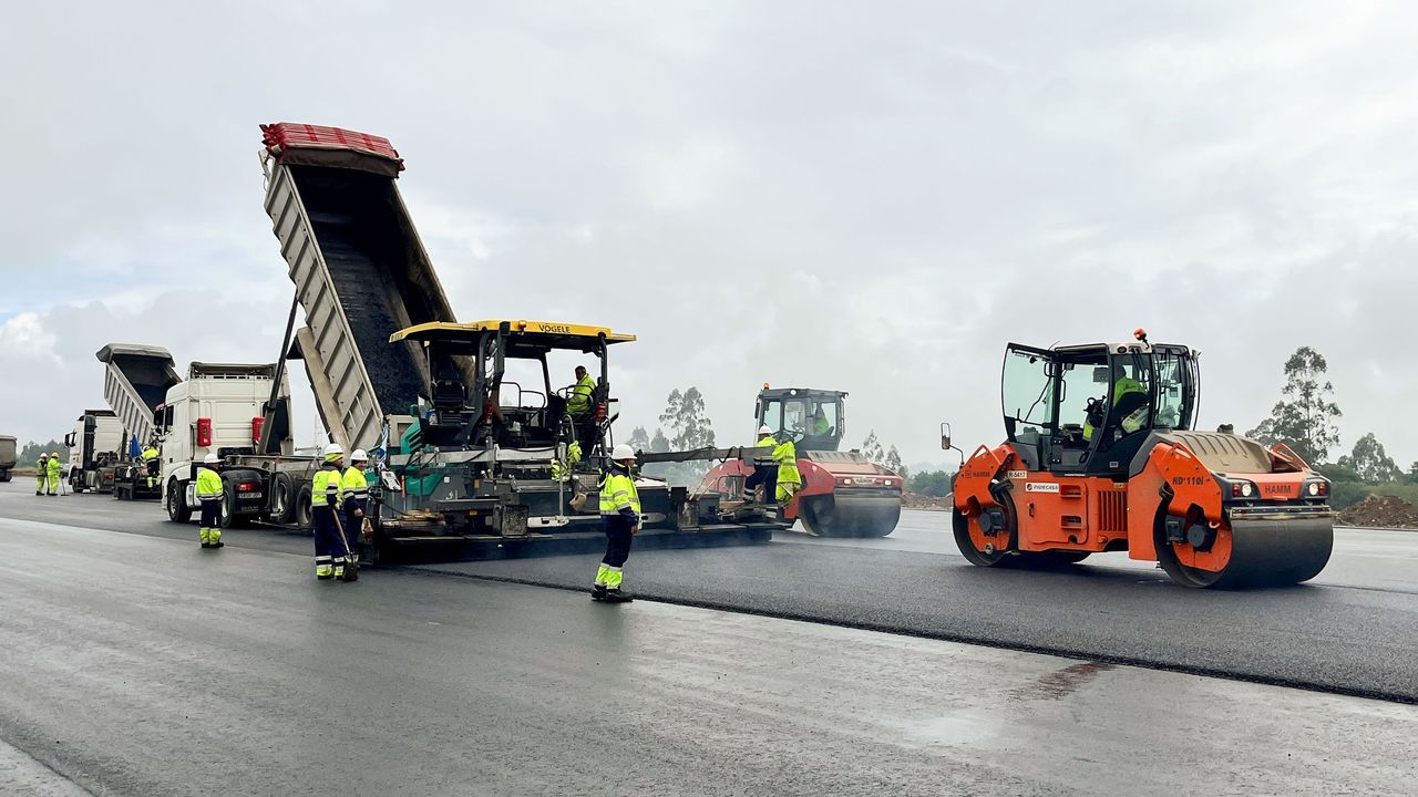 Las obras que mantienen cerrado el aeropuerto de Santiago alcanzan su ecuador cumpliendo los plazos