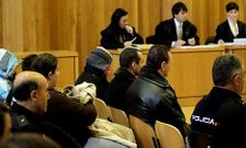 Los integrantes de la banda, en el banquillo de los acusados, con Nocillas, Coke y Borque en primera fila