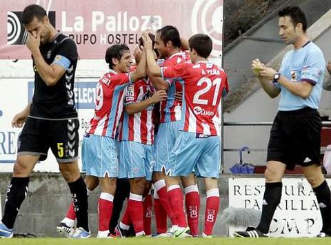 Los jugadores del Lugo, celebrando uno de sus goles al Las Palmas.