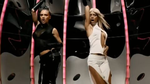 Fotograma del videoclip, con la Victoria buena y la Victoria mala bailando